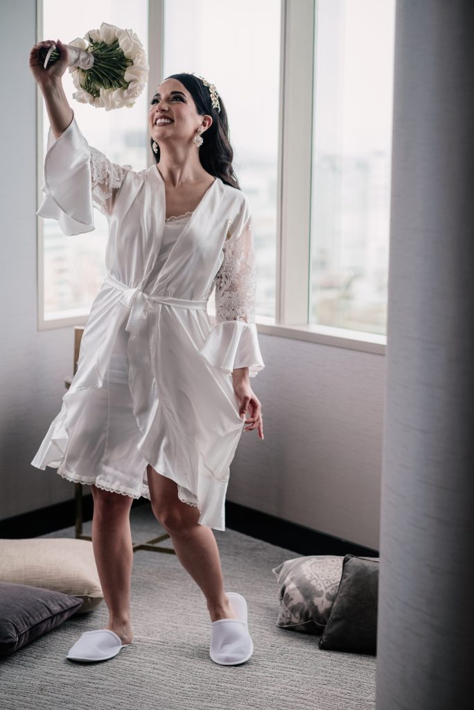 novia jugando con su bouquet