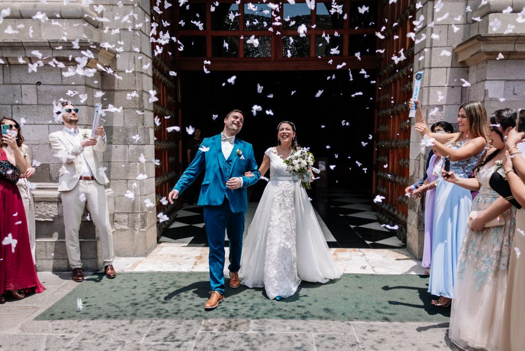 pareja saliendo de iglesia